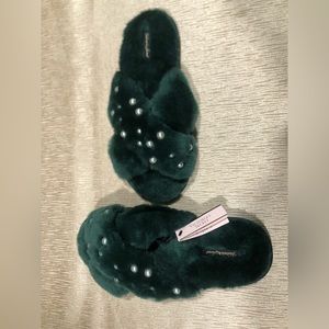 Victoria Secret. Open Toe Faux Fur Slipper green with pearls. New.